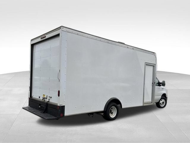 2022 Ford E-Series Cutaway Base