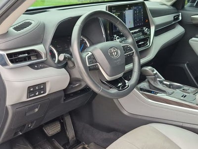 2022 Toyota Highlander Hybrid Platinum