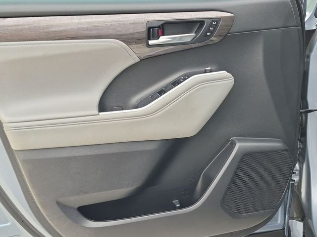 2022 Toyota Highlander Hybrid Platinum