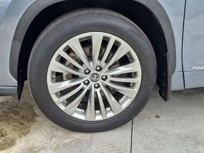 2022 Toyota Highlander Hybrid Platinum