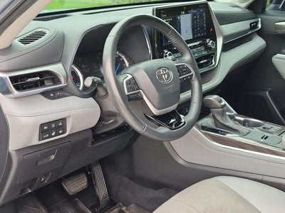 2022 Toyota Highlander Hybrid Platinum