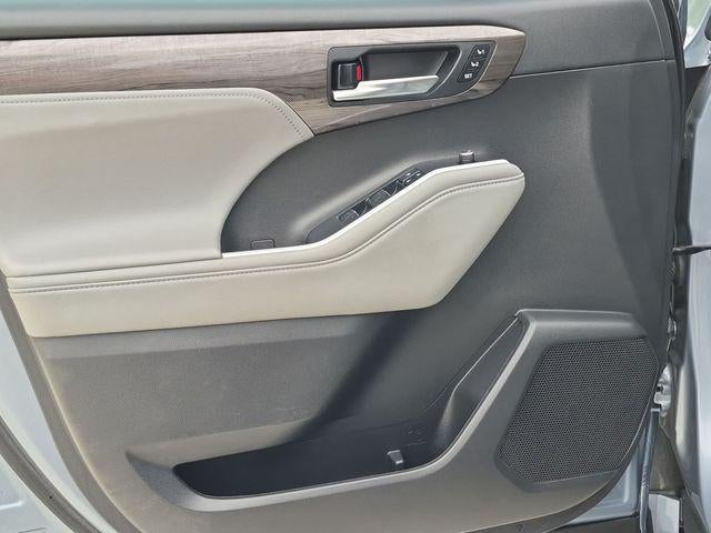 2022 Toyota Highlander Hybrid Platinum