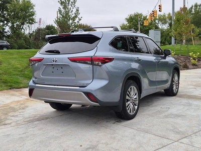 2022 Toyota Highlander Hybrid Platinum