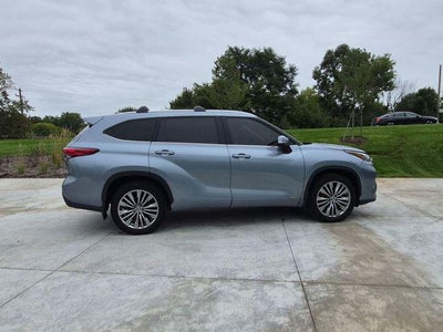 2022 Toyota Highlander Hybrid Platinum