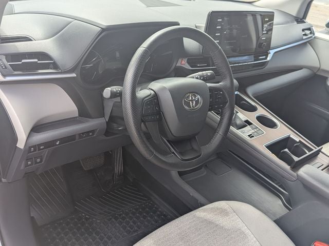 2022 Toyota Sienna LE 8 Passenger
