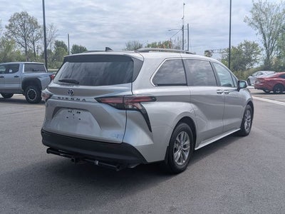 2022 Toyota Sienna LE 8 Passenger