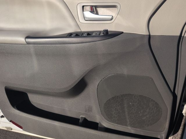 2015 Toyota SIENNA LE 3.5L LE 8 Passenger