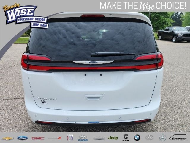 2025 Chrysler Pacifica Select